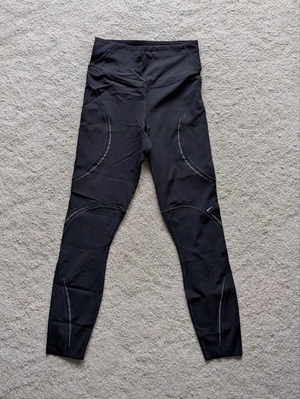 Lululemon Base Pace Sz 4 25" in Black Reflective *Minor Flaw
